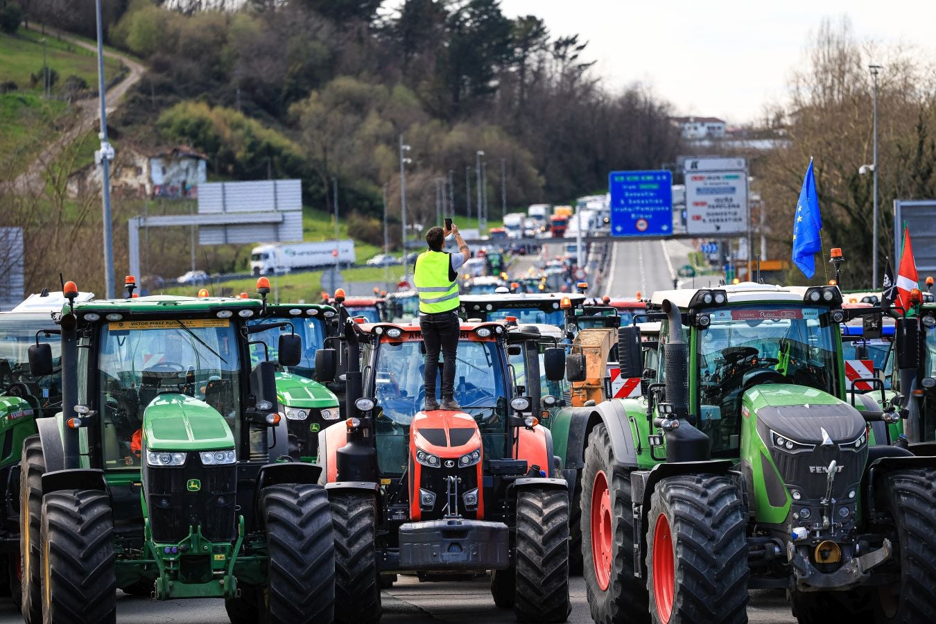 Los agricultores bloquean la muga