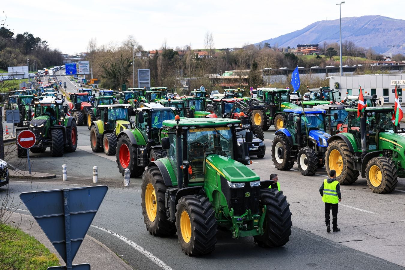 Los agricultores bloquean la muga