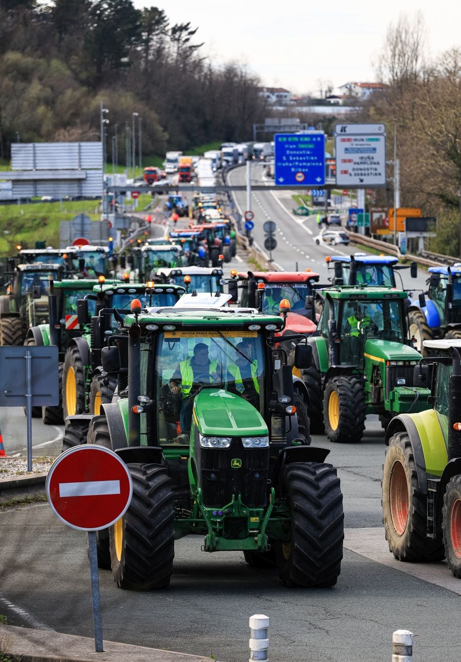 Los agricultores bloquean la muga