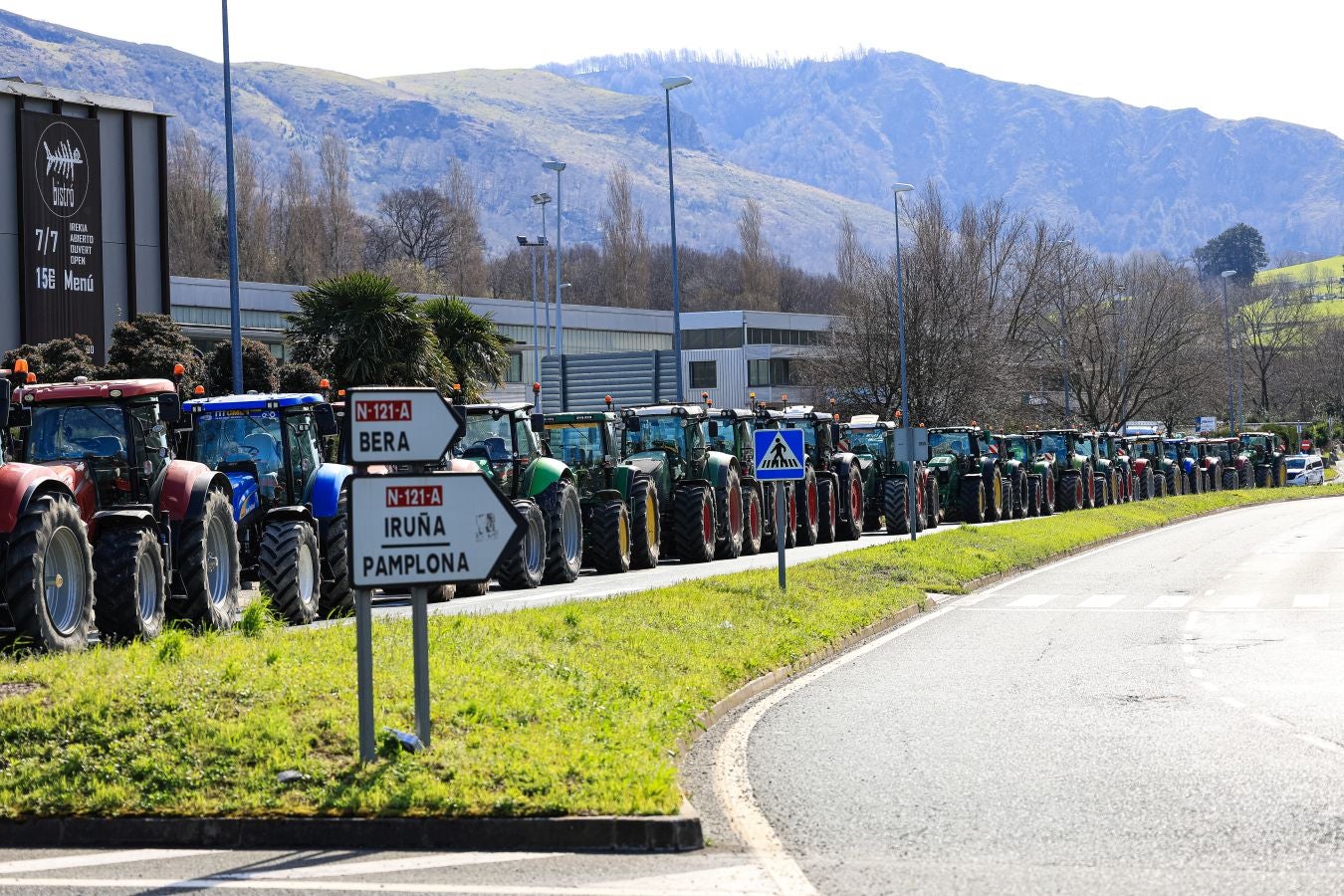 Los agricultores bloquean la muga