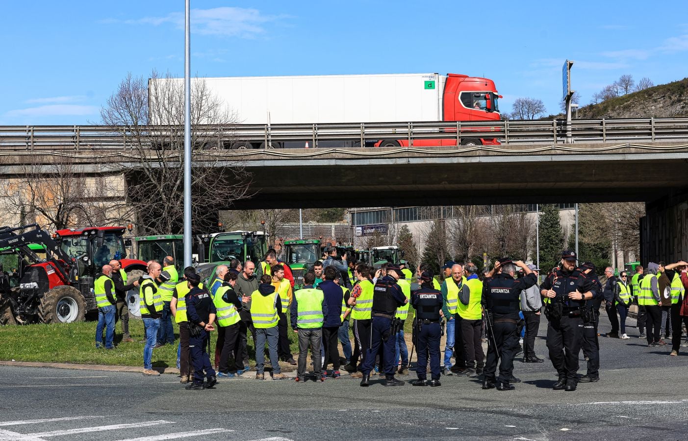 Los agricultores bloquean la muga