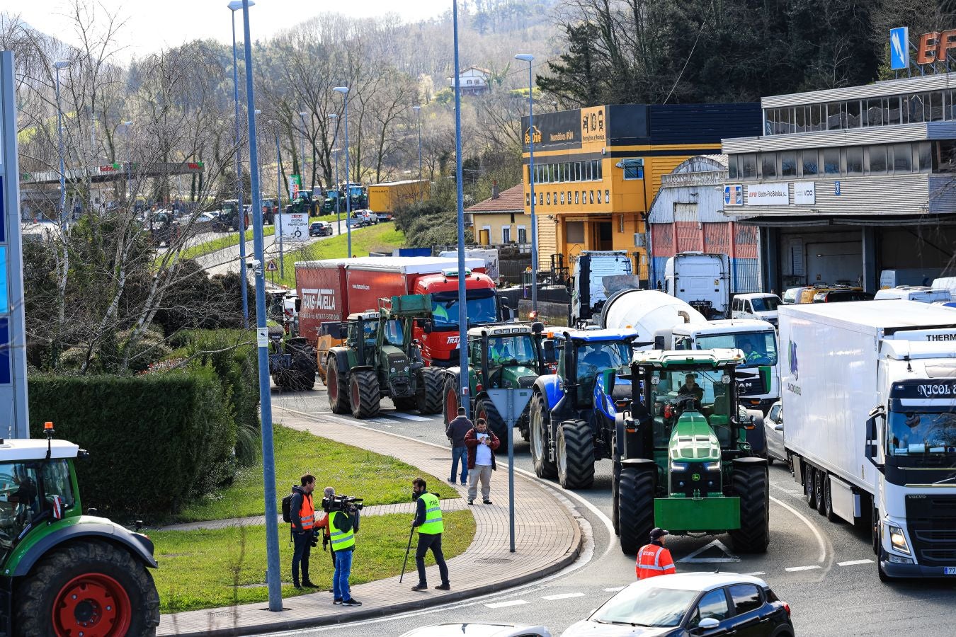 Los agricultores bloquean la muga