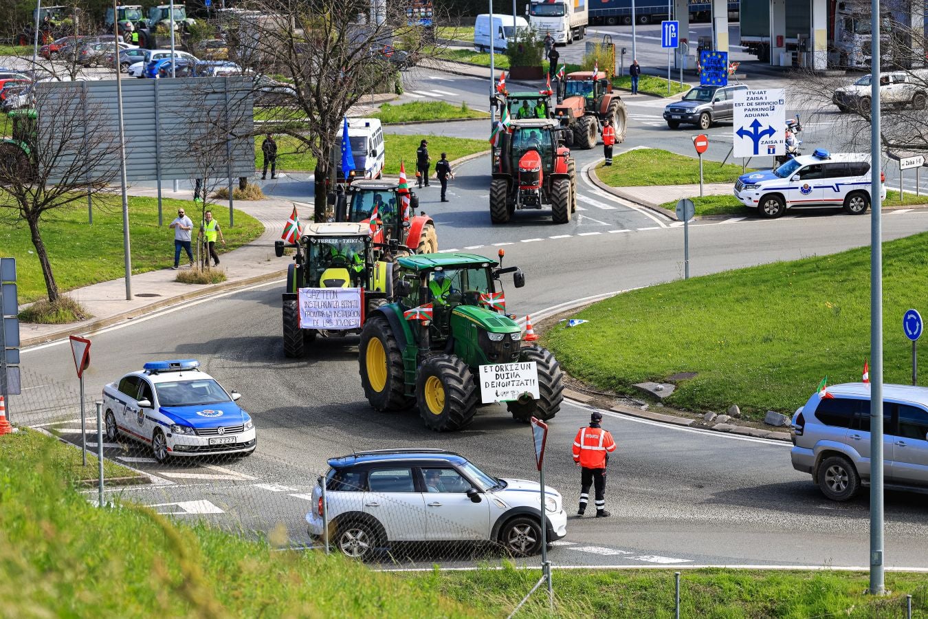 Los agricultores bloquean la muga