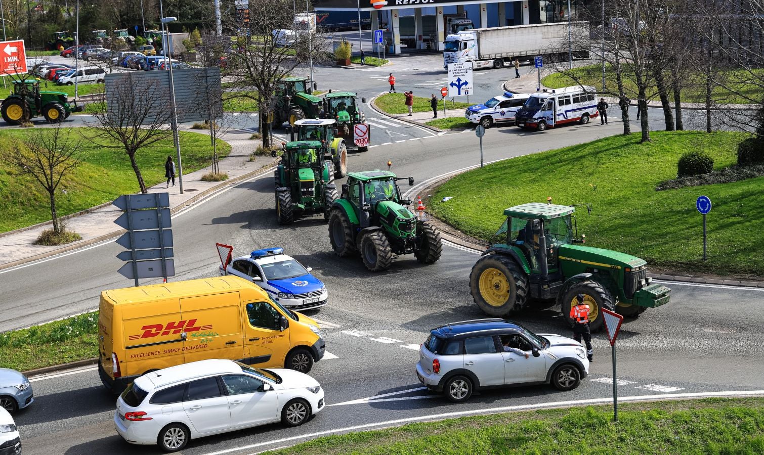 Los agricultores bloquean la muga