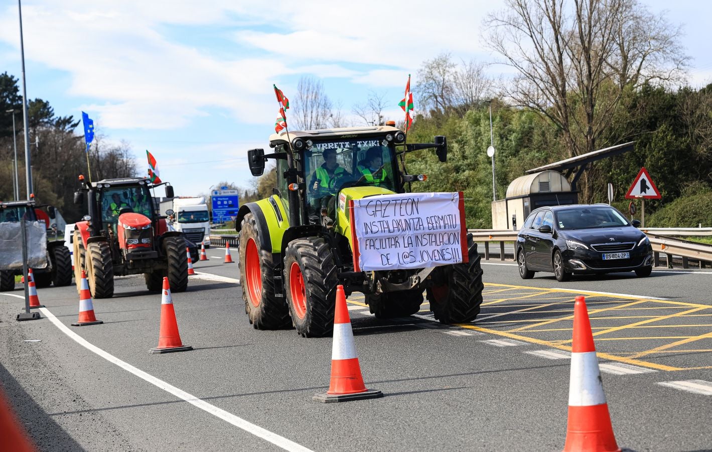 Los agricultores bloquean la muga