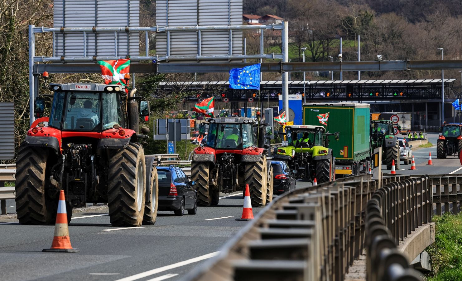 Los agricultores bloquean la muga