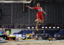 Simon Ehammer salta en el Mundial de Atletismo Indoor en Glasgow, el pasado sábado.