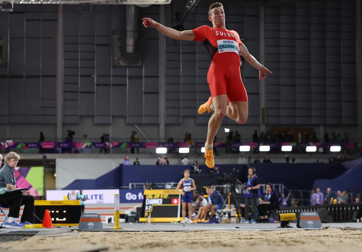 Simon Ehammer salta en el Mundial de Atletismo Indoor en Glasgow, el pasado sábado.