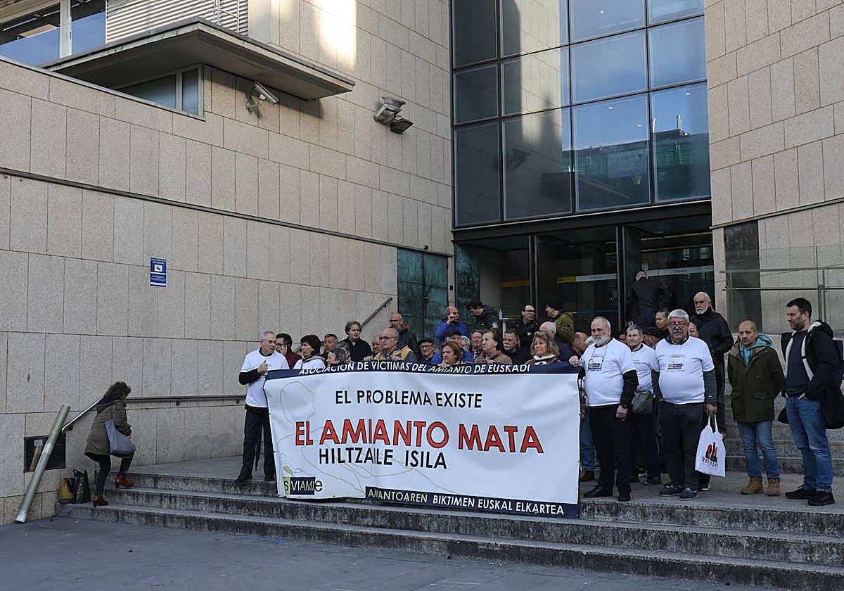 Miembros de Asviame se concentran frente a los juzgados de Donostia