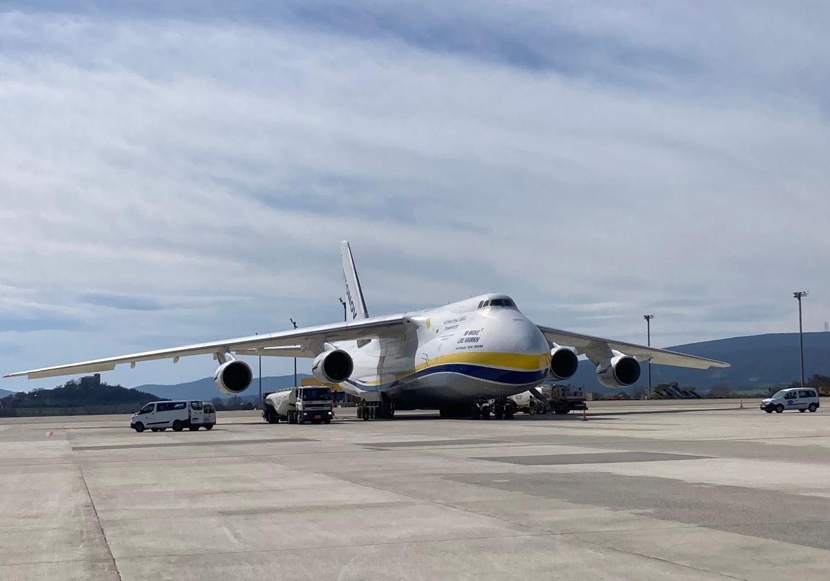 El Antonov 124 ha permanecido este jueves cinco horas en el aeropuerto de Foronda