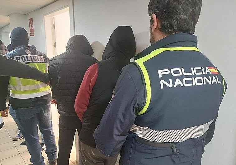 Detenidos en la operación de la Policía Nacional.