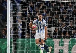 Mikel Merino sujeta el balón en un partido de Champions.