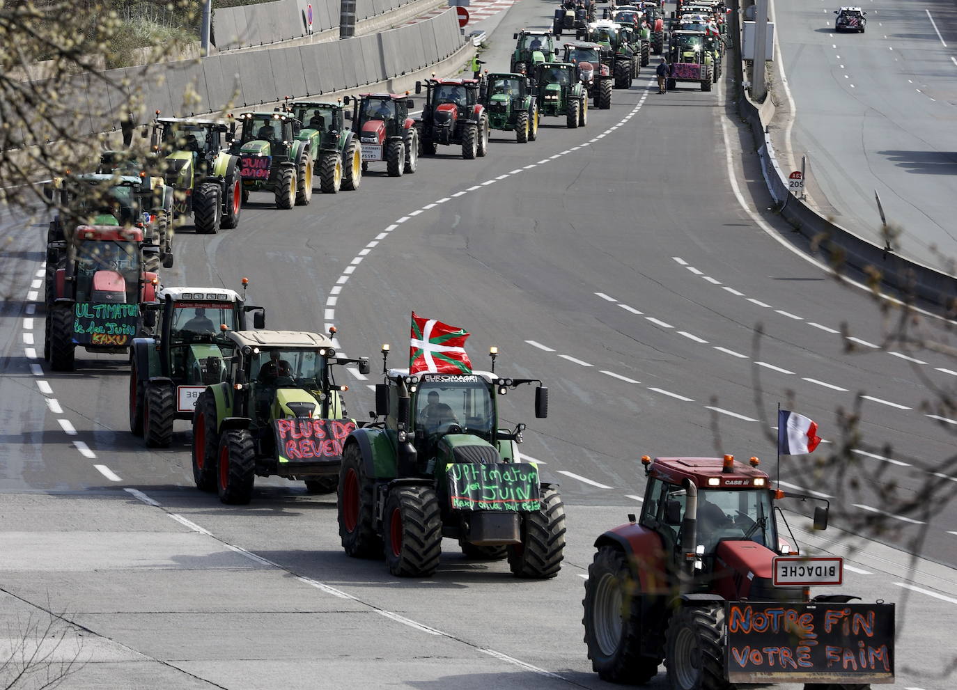 Los agricultores bloquean la muga