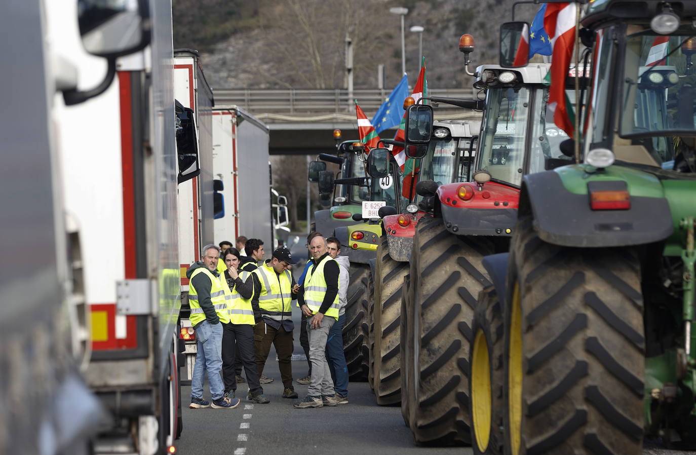 Los agricultores bloquean la muga