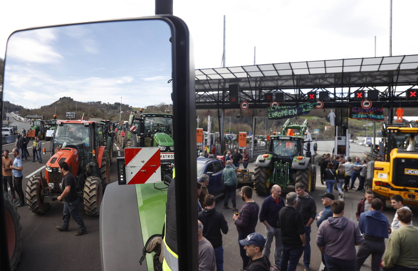 Los agricultores bloquean la muga