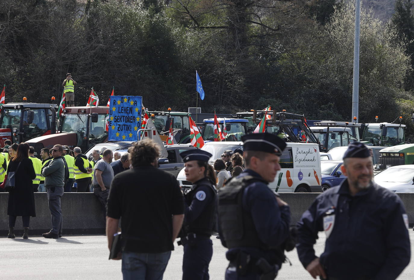 Los agricultores bloquean la muga