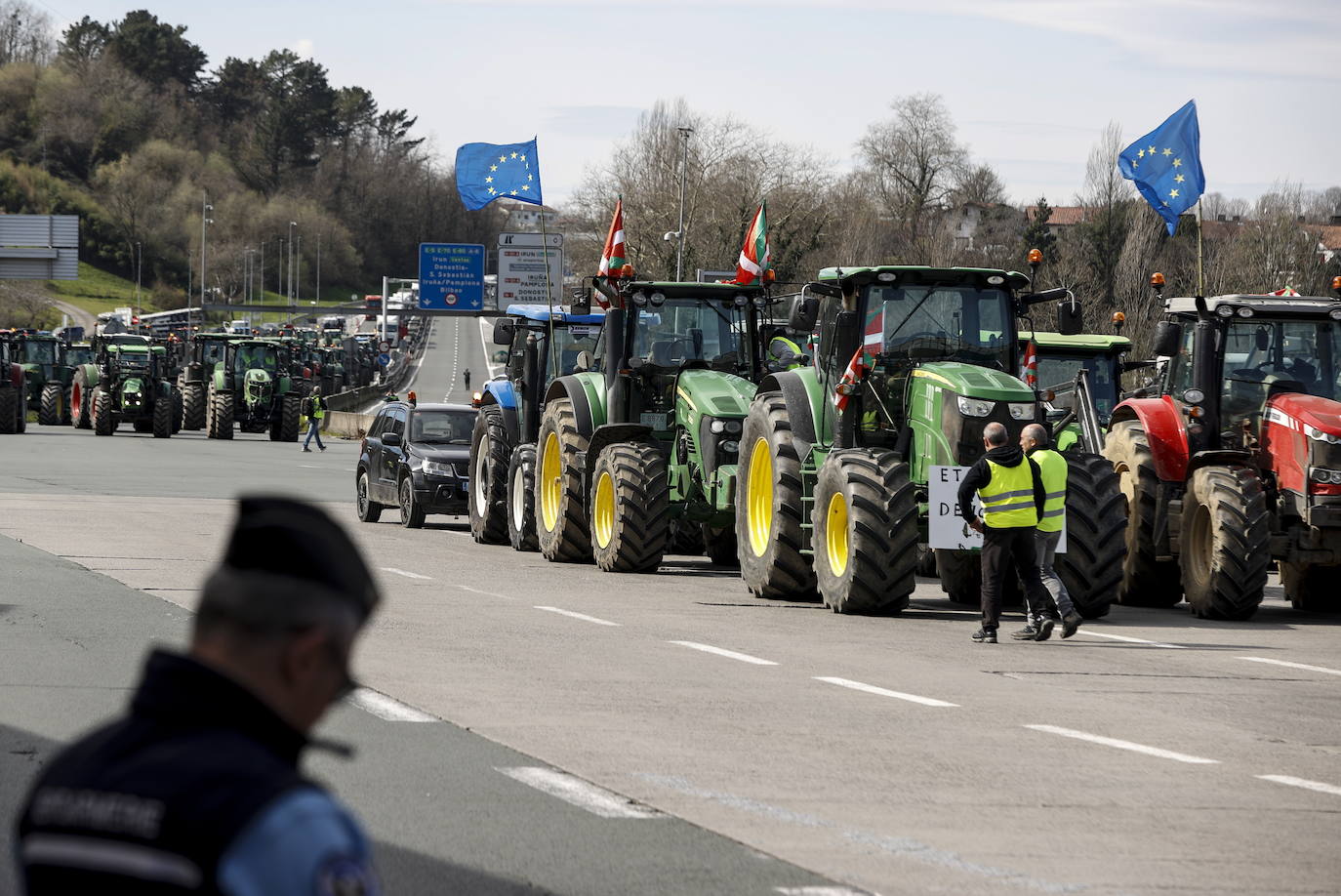 Los agricultores bloquean la muga