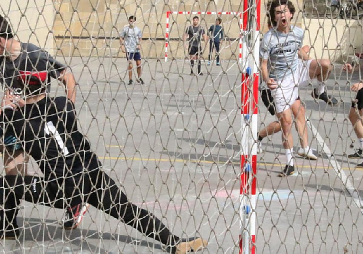 Partida borrokatuak izaten dira astero herriko frontoian.