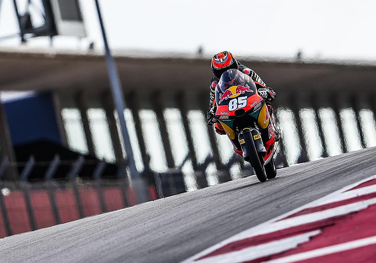 Xabi Zurutuza traza una curva con su nuevo mono en el equipo Ajo KTM.