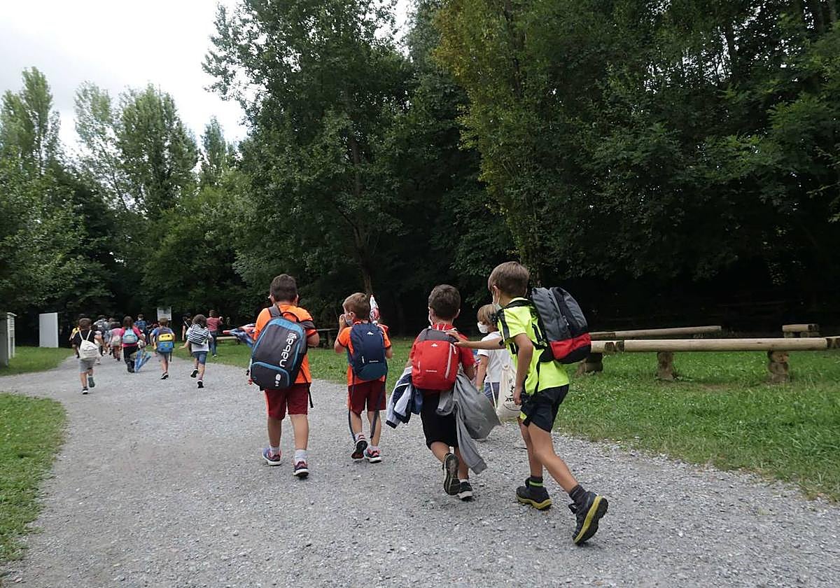 Varios niños disfrutan de un udaleku en Plaiaundi.