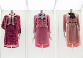 Detalle de varios trajes expuestos en 'Gabrielle Chanel. Fashion Manifesto' en el museo Victoria and Albert de Londres.