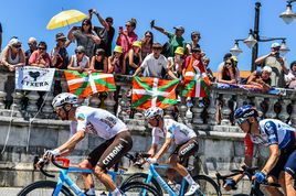 Foto del Tour de Francia que ha acompañado a la nota de apoyo a las mujeres en el 8M.