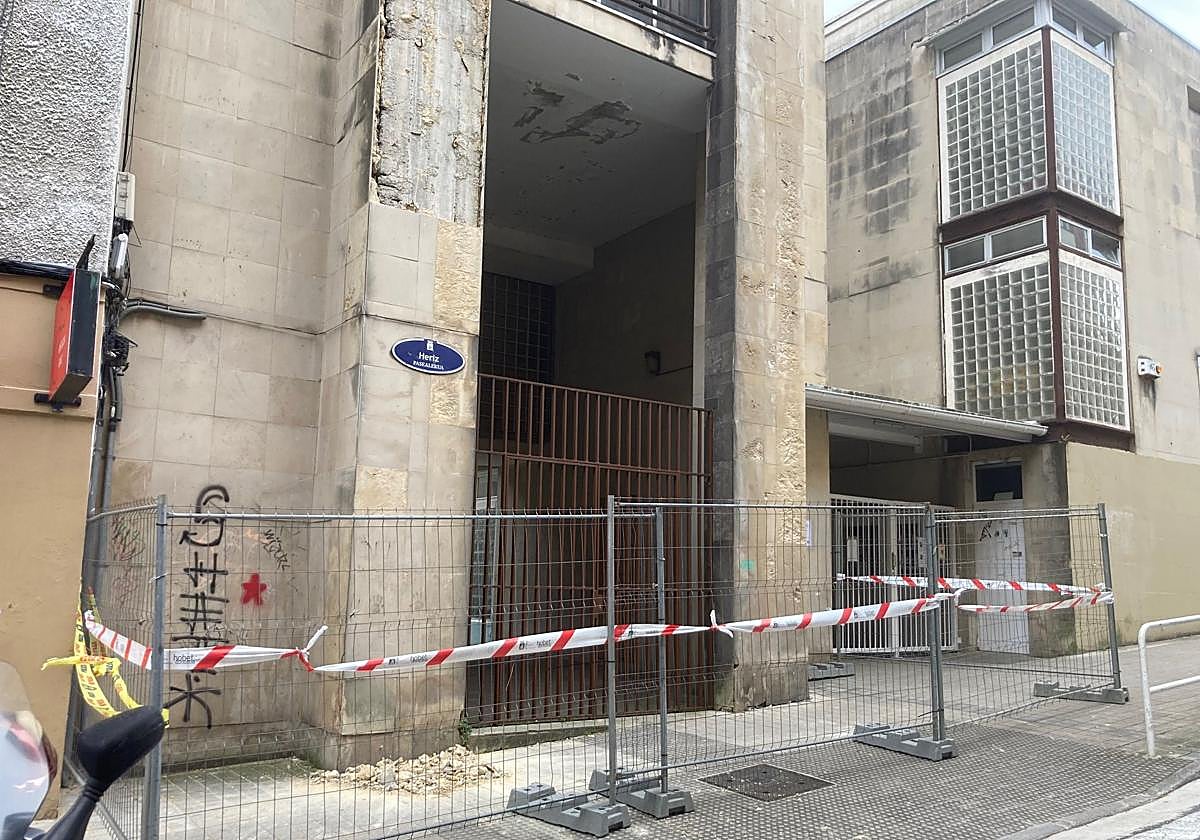 Cascotes de la fachada en el suelo a la entrada a Jakintza ikastola por Paseo de Heriz