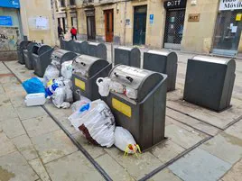 Parte Vieja. Los contenedores soterrados deplaza Sarriegui se atascan con facilidad y y dan más problemas que soluciones.