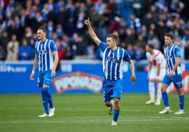 El exjugador de la Real Sociedad celebra su gol de este domingo ante el Rayo Vallecano.