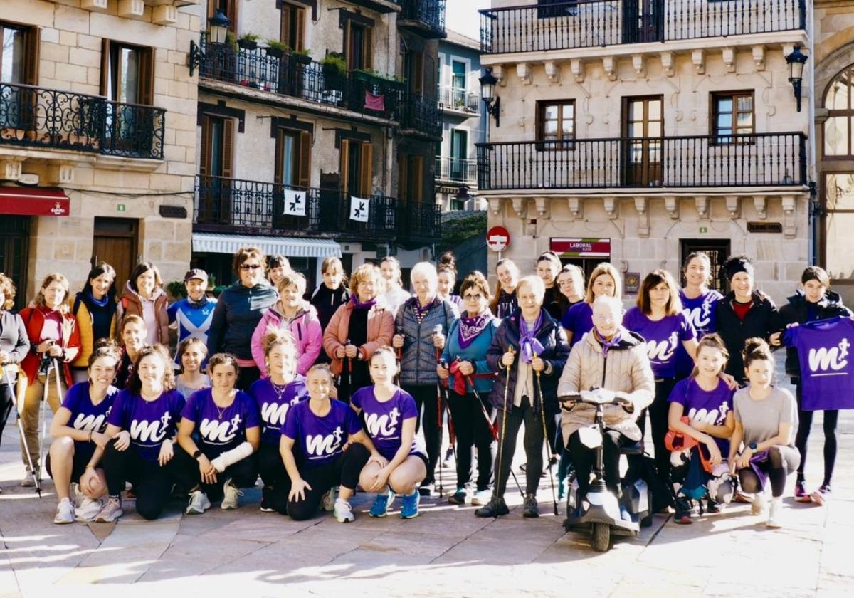 Las mujeres corredoras y las de nordic walking en una foto de familias tomada antes de sus respectivas actividades.