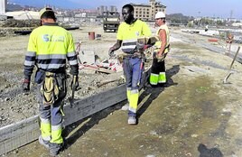 Un trabajador extranjero, en las obras de construcción que se llevan a cabo en la isla de Zorrozaurre, en Bilbao.