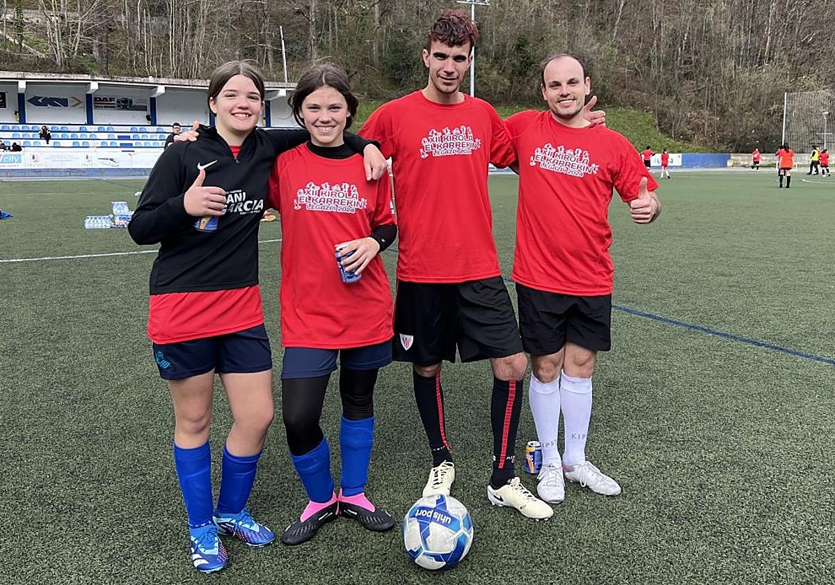 Futbolistas del Ilintxa y de Atzegi antes de comenzar los partidos disputados por equipos mixtos en el complejo deportivo Irene Paredes.