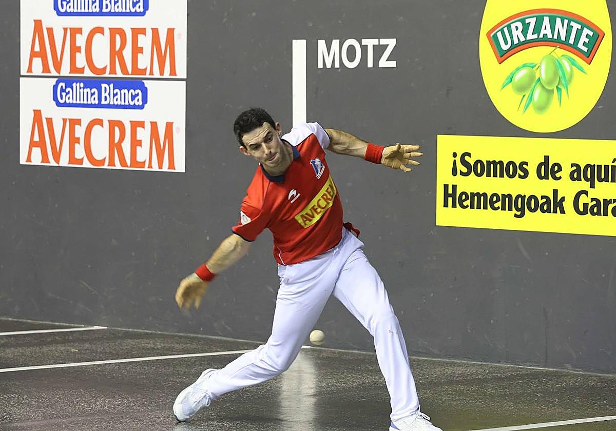 Dos pelotaris enteros contra uno y medio