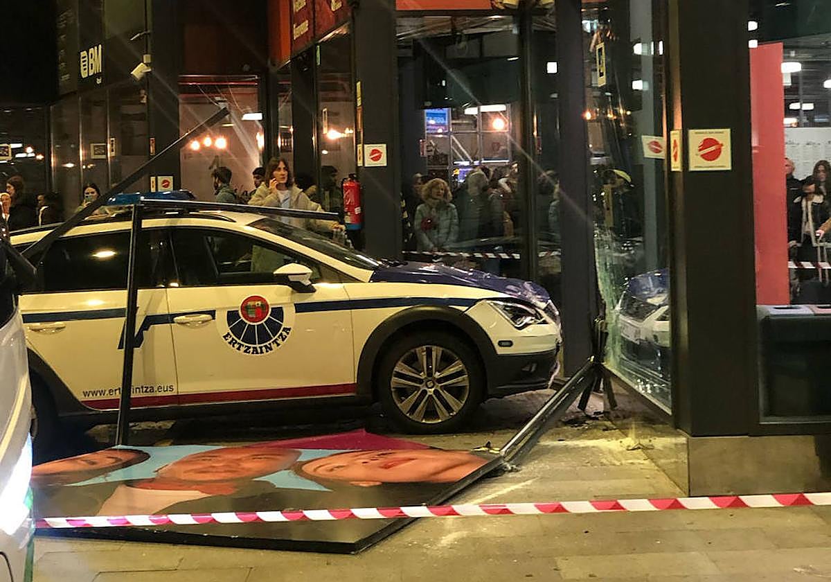 Instante en el que el coche de la Ertzaintza se empotra contra el cristal de la estación.