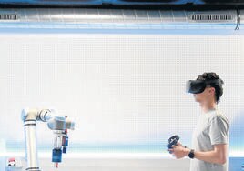Un investigador de Vicomtech trabaja con un equipo de realidad virtual.