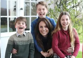 Kate Middelton, junto a sus tres hijos en la imagen difundida por la Casa Real británica en sus redes sociales este domingo.