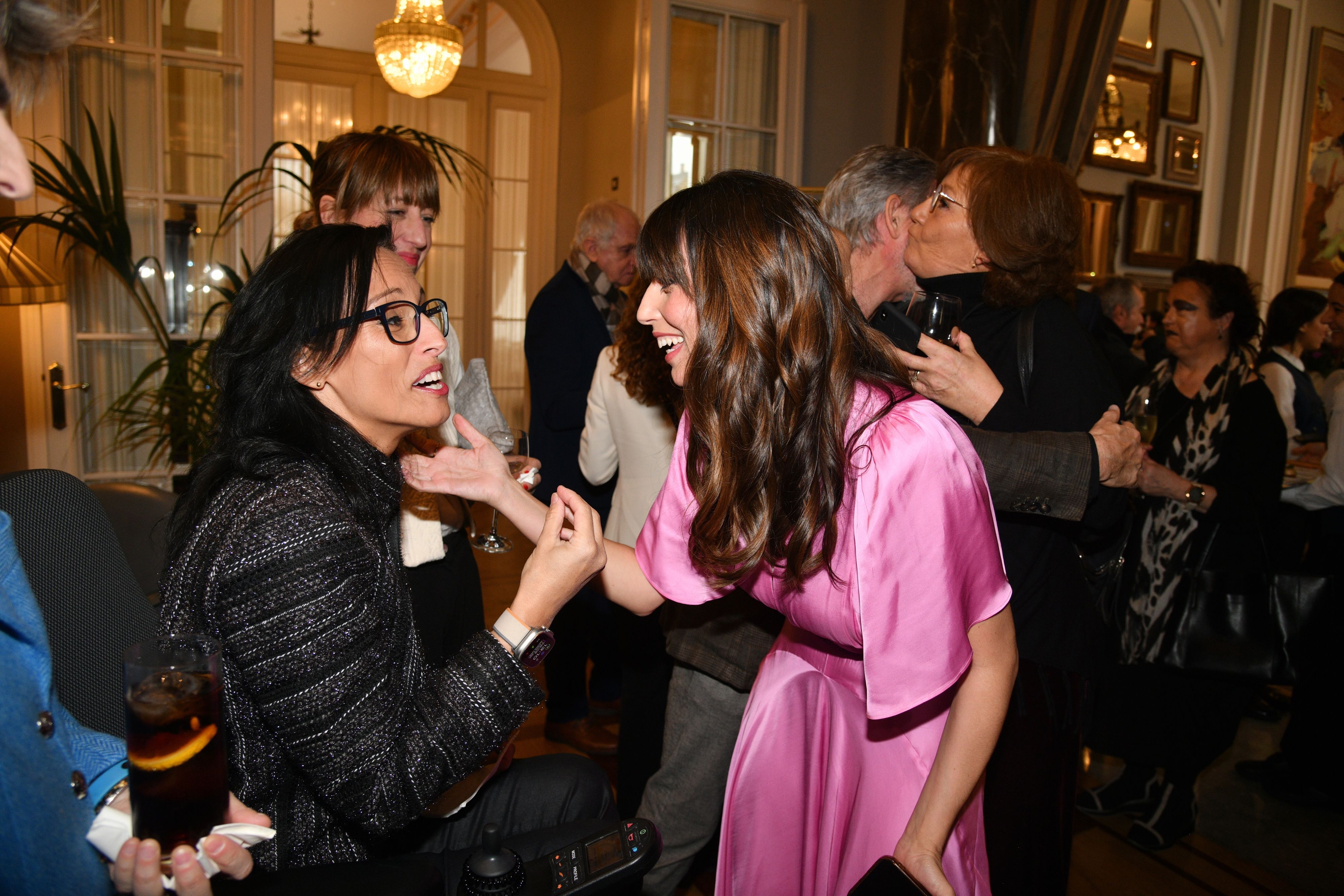 Teresa Perales y Almudena Cid se saludan durante el cóctel.