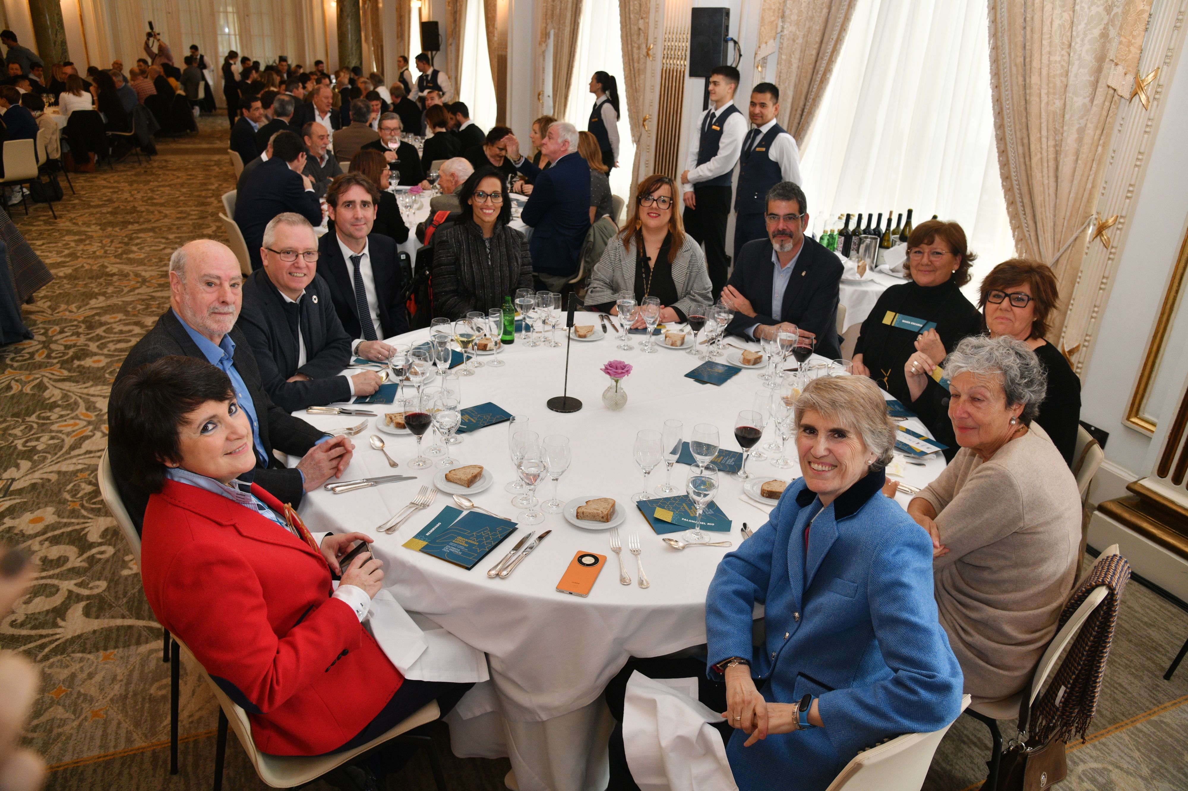 El alcalde de San Sebastián, Eneko Goia ejerció de anfitrión de la ciudad y compartió mesa con el director de DV David Taberna, el diputado José Ignacio Asensio, Goizane Álvarez, las premiadas Perales, Viza. Escario del Río y Martínez, y el vicepresidente de la Real Ángel Oyarzun.