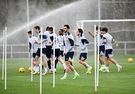 Un grupo de jugadores de la Real, con Merino en primer plano, se entrena en Zubieta.