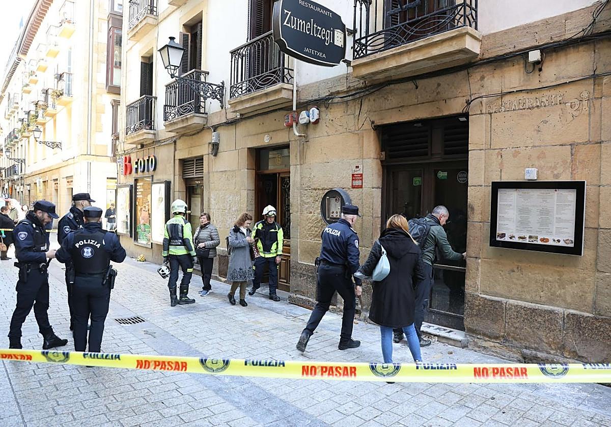Guardias municipales controlan el cordón establecido ante el bar incendiado en febrero.