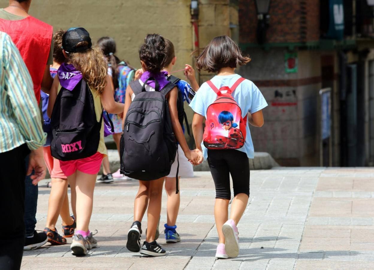 Dos niñas en los udalekus.