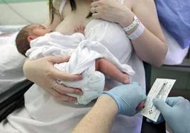 Un sanitario realiza la prueba del talón a un recién nacido en el Hospital Donostia.