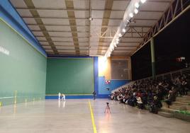 Sobre estas líneas, un momento de la final de pelota. A la derecha, Lobete junto con la concejala Mireia Kuesta.