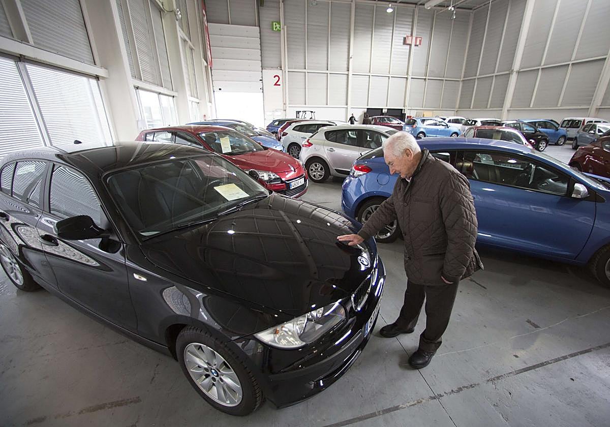 Un hombre busca un coche en la feria del vehículo de ocasión en Gipuzkoa
