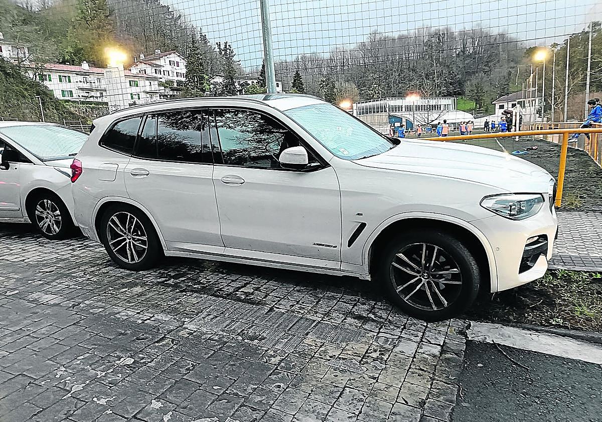 Víctor nos escribe: «¿Afán recaudatorio? Pues aquí no se deja ver el servicio de la grúa con la frecuencia que se precisaría para combatir las molestias al vecindario de esa clase de personas que solo piensan en sí mismas. Ya que la organización del Añorga KKE no tiene a bien evitar tales actitudes, por favor, agentes de Movilidad, pasen y manden una grúa».