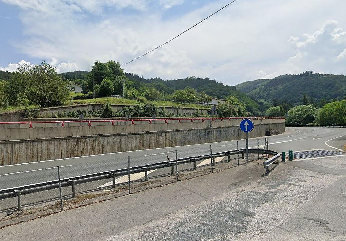 Una persona herida en un accidente entre un camión y un coche en la N-I en Idiazabal