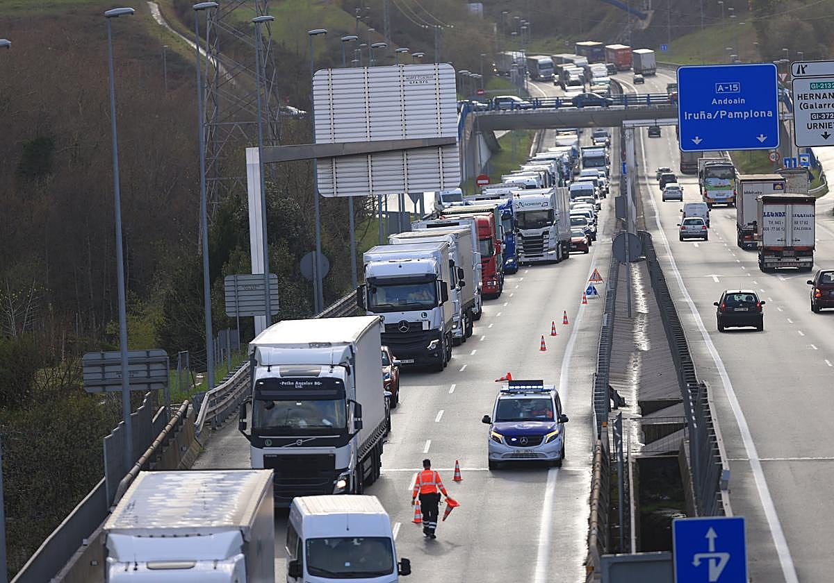 Imagen de las retenciones producidas en la A-15 a su paso por Hernani en el accidente con cinco vehículos implicados.