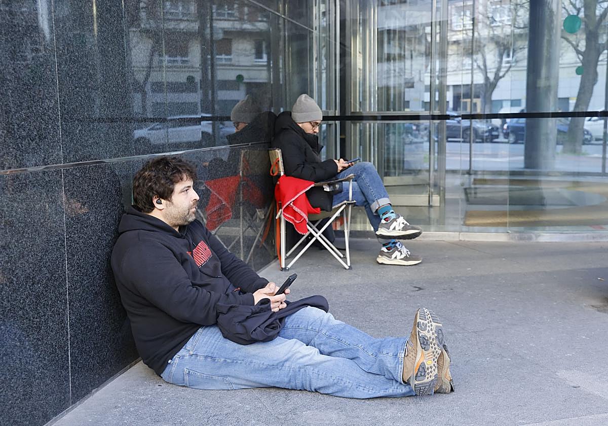 Miembros de los partidos hacen cola, este martes, a las puertas del Palacio de Justicia de Vitoria.