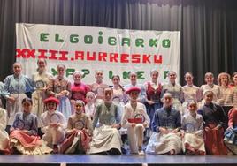 Los dantzaris posan con organizadores y representantes municipales en el Herriko Antzokia, tras la entrega de premios.