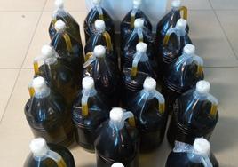 Las 21 garrafas incautadas en la muga de Irun iban guardadas en tres maletas grandes.